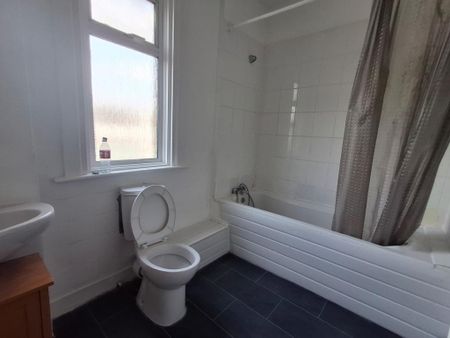 3 bedroom flat to rent - Photo 5