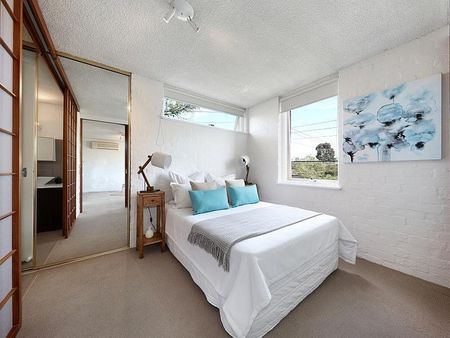 FANTASTIC ONE BEDROOM APARTMENT IN A SOUGHT AFTER LOCATION - Photo 3