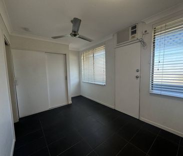 RENOVATED 1 BEDROOM IN QUIET COMPLEX - Photo 3