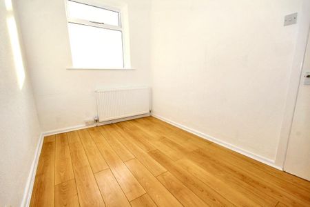 3 bedroom end of terrace house to rent - Photo 4