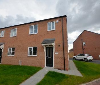 3 bedroom Semi-detached house To Let - Photo 1