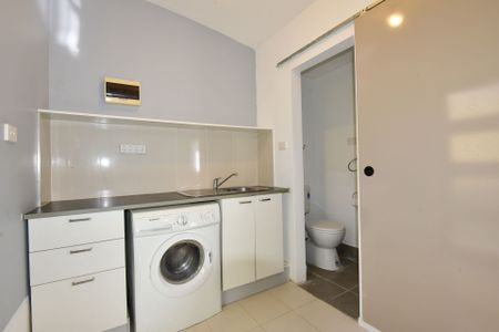 Studio In Sought After Street - Photo 2
