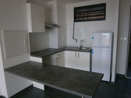 Location Appartement 2 pièces 43m² ST DENIS 97400 - Photo 3