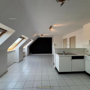 Te huur, lichtrijk 1 slaapkamer appartement op de bovenste verdieping in het centrum van Ronse - Photo 2