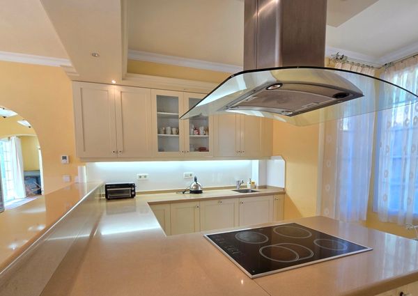 FOR RENT: SPACIOUS AND ELEGANT VILLA IN MORAIRA with 4 bedrooms for LONG TERM