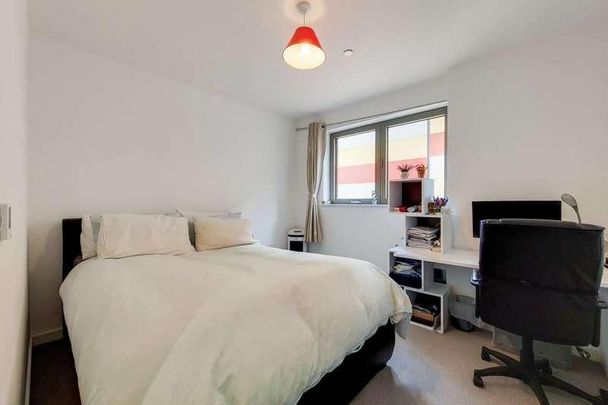 Galley House, Gallions Reach, E16 - Photo 1