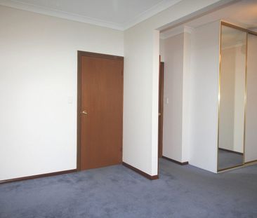 SPACIOUS 3 BEDROOM COURTYARD HOME. 2 LIVING AREAS. UNFURNISHED. - Photo 4