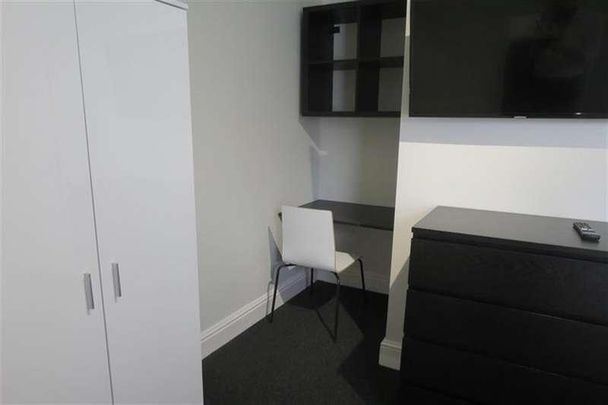 Bedroom Detached House In Winton, BH9 - Photo 1