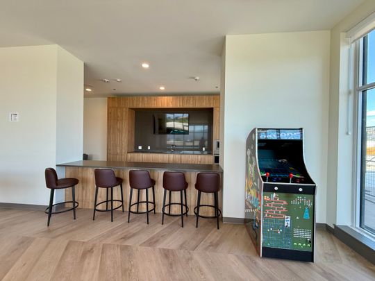 Spacious 2 Bdrm Brand New: Downtown Kelowna ONE MONTH FREE! - Photo 1