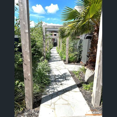 Light and bright unit with large private outdoor garden - Photo 3