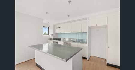 SPACIOUS AND BRIGHT 2 BED APARTMENT IN SOUGHT AFTER BRONTE BUILDING - Photo 5