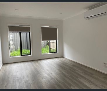 A PERFECT THREE BEDROOM HOME IN ROXBURGH PARK - Photo 2
