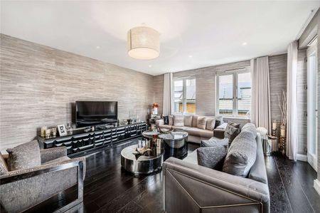 Exceptional five bedroom house which is finished to the highest standard throughout. - Photo 2
