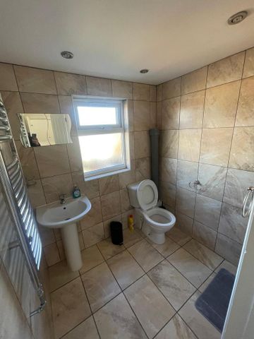 3 bedroom flat to rent - Photo 5