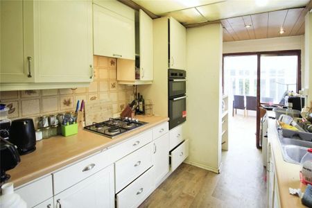 5 bedroom semi-detached house to rent - Photo 2