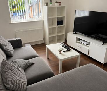 Room in a Shared Flat, Sunny Bank, BL9 - Photo 4