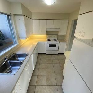 Modern & Spacious 2 Bedroom - Kitsilano - Photo 2