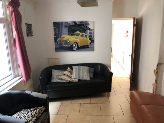 6 Bed - St Helens Avenue, , - Photo 1