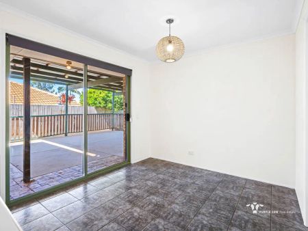 “Spacious Family Home” - Photo 4