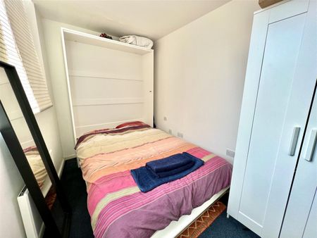 2 bedroom Flat To Let - Photo 5