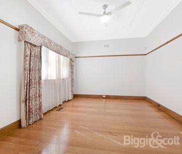 PERFECTLY SITUATED FAMILY HOME! - Photo 2