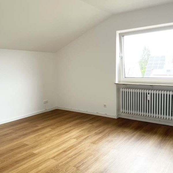 Sehr helle 3,5-Zimmer-Wohnung mit Balkon und Garage - Foto 1