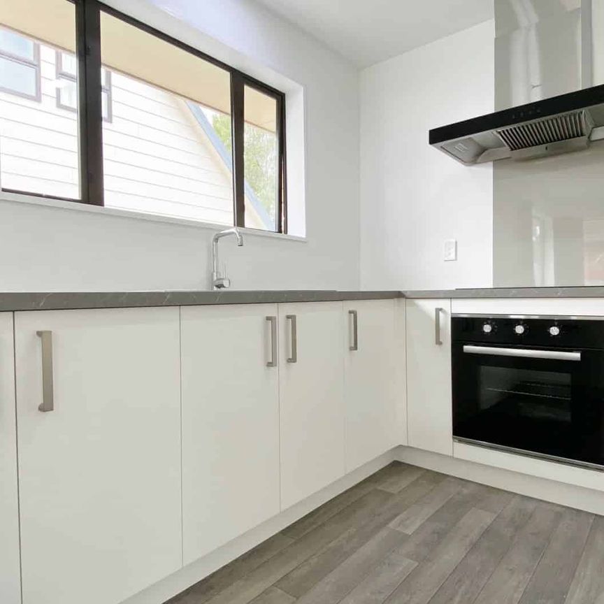 RICCARTON - 2 BEDROOMS, 1 BATHROOM, HEATPUMP, DOUBLE GARAGE - Photo 1