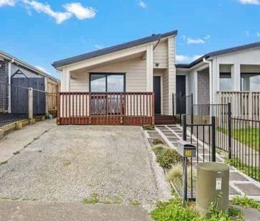 Chic 3BR Karaka Townhouse w/ Deck! - Photo 3