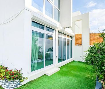 Upgraded | Corner Plot | Vacant | Furnished - Photo 3