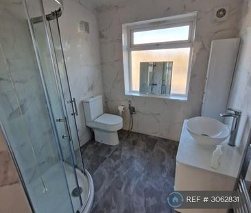 4 bedroom semi-detached house to rent - Photo 3