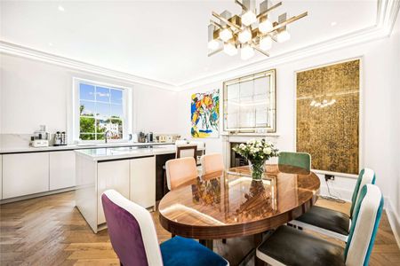 Remarkable 4 bedroom, 3 bathroom maisonette overlooking Warwick Square. Refurbished and furnished to an exceptional standard. - Photo 4