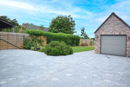 Halfopen bebouwing in landelijke stijl met ruime garage en tuin met groot terras - Photo 5
