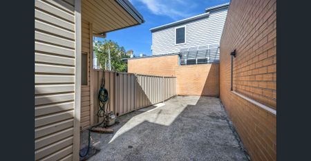 Stylishly refurbished historic terrace house in a sought-after location - Photo 5