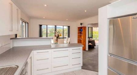 Spacious 5-Bedroom Home with Expansive Deck, Lake Views and Double Garage - Photo 3