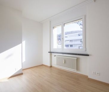 Luminous 4.5-room apartment with balcony and modern kitchen - Photo 3