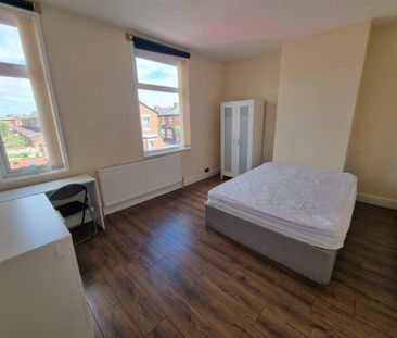 4 bedroom terraced house to rent - Photo 3