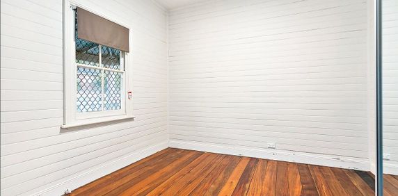 Older style neat and tidy three bedroom home - Photo 2