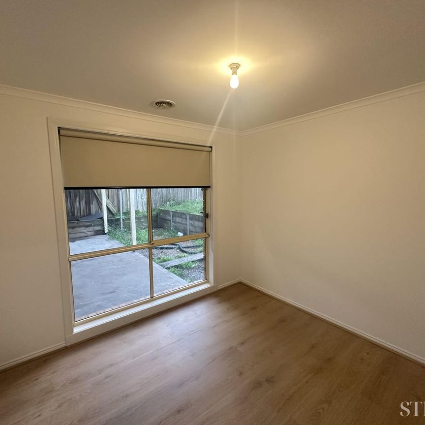 7 Nyarrin Place, Cranbourne West - Photo 1