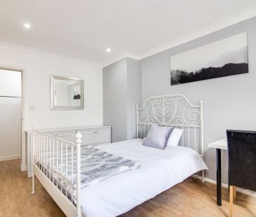 1 bedroom in a house share to rent - Photo 2