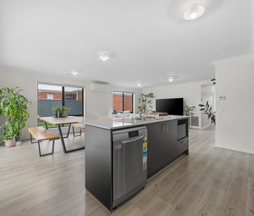 MODERN FAMILY LIVING - Photo 5