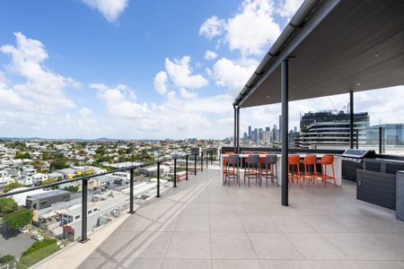 Modern Urban Retreat: Stylish 1-Bed, 1-Bath Apartment with Rooftop Oasis at La Vida Apartments - Photo 5