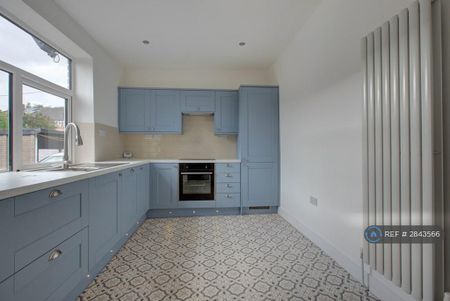 2 bedroom terraced house to rent - Photo 4