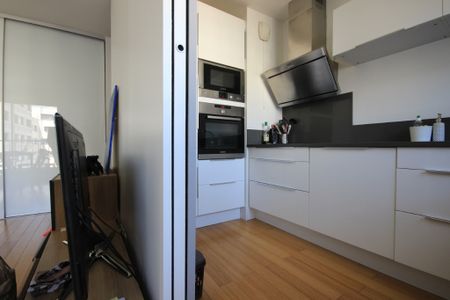 Appartement a louer Paris - Loyer €1 757/mois charges comprises ** - Photo 2