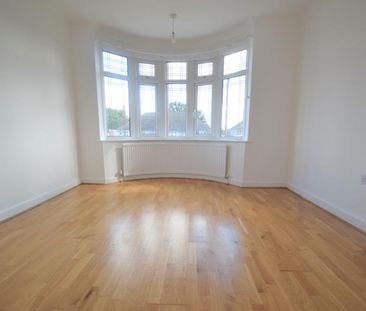 Deirdre Avenue, Wickford, Essex, SS12 - Photo 2