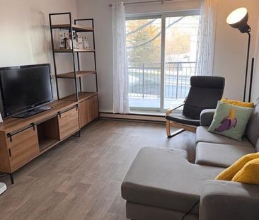 Grand 4 1/2 RÉNOVÉ en COIN, ASCENSEUR, GYM, PISCINES - INCOMPARABLE - Photo 1