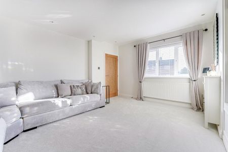 5 bedroom semi-detached house to rent - Photo 2