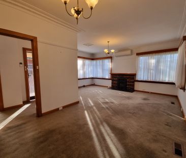 Perfect Family Home with Exceptional Rear Gardens - Photo 2