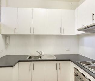 Unfurnished One Bedroom Apartment - 6 Month Lease - Photo 3