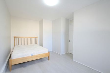 3 Bedroom Mid Terraced House, Westbridge Road, London - Photo 5