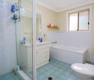 Spacious Three-Bedroom Townhouse in Quiet Complex - Walk to Station... - Photo 5